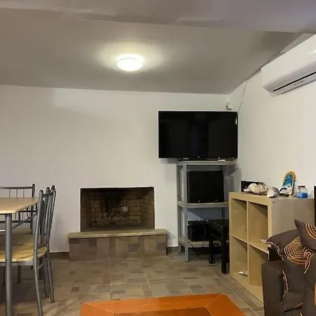 σπίτι σε λόφο με θέα τη θάλασσα *