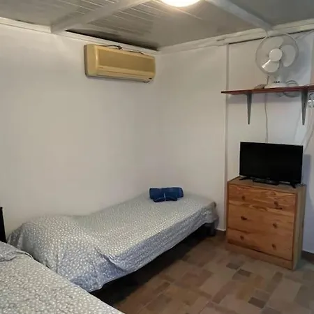 σπίτι σε λόφο με θέα τη θάλασσα