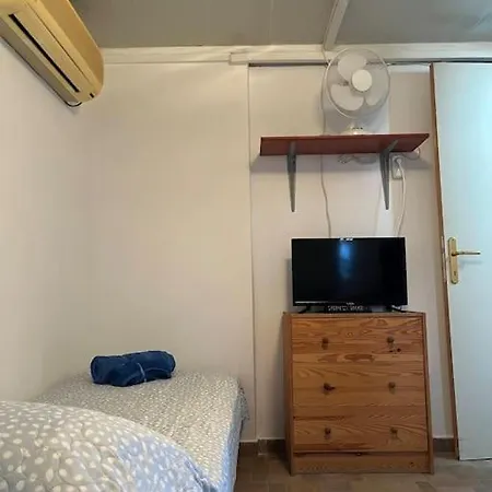 σπίτι σε λόφο με θέα τη θάλασσα