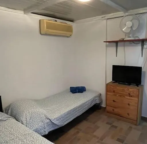 σπίτι σε λόφο με θέα τη θάλασσα