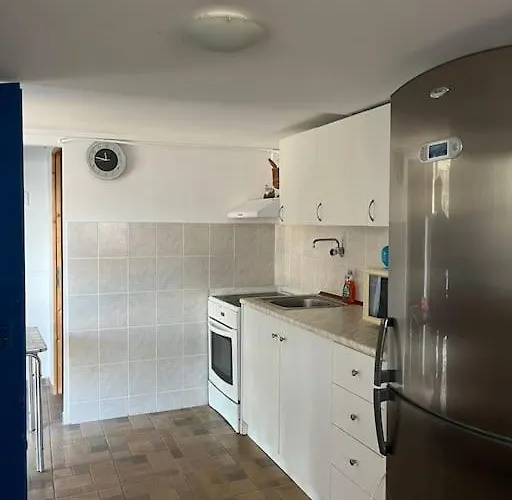 σπίτι σε λόφο με θέα τη θάλασσα *