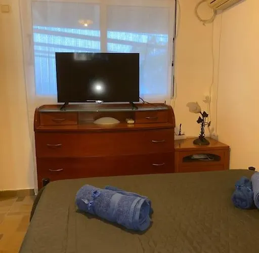 σπίτι σε λόφο με θέα τη θάλασσα *